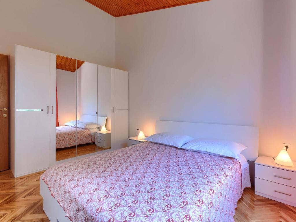 Łóżko lub łóżka w pokoju w obiekcie Apartment Ana-2 by Interhome