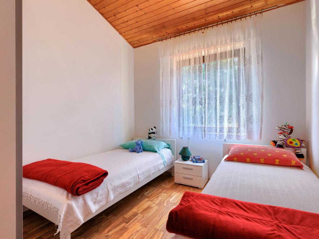 Łóżko lub łóżka w pokoju w obiekcie Apartment Ana-2 by Interhome