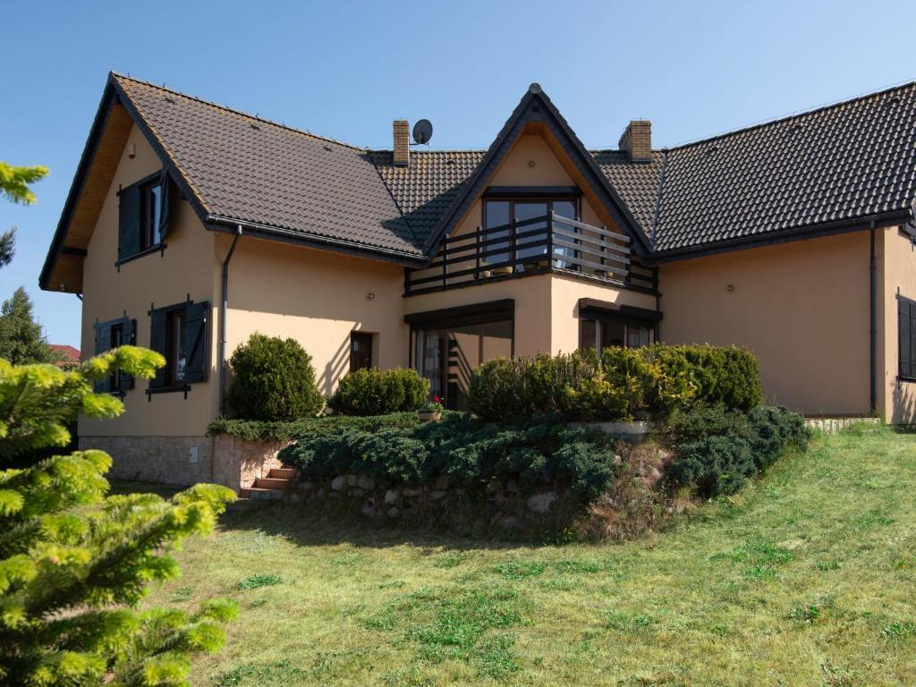 una casa con techo negro y algunos arbustos en Holiday Home Anna by Interhome en Gardna Wielka