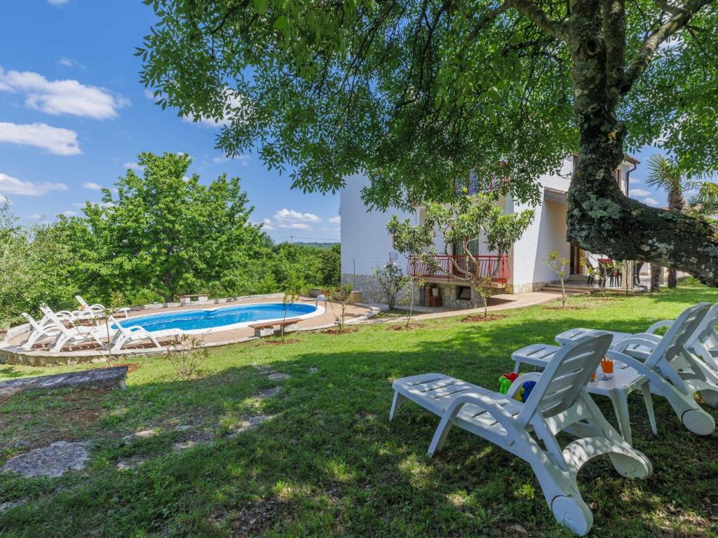 une cour avec des chaises et une piscine dans l'établissement Apartment Ana-3 by Interhome, à Jehnići