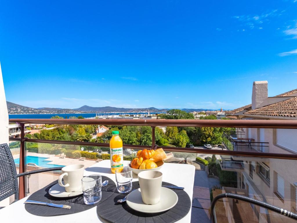 - une table sur un balcon avec vue sur l'océan dans l'établissement Studio Héraclée-1 by Interhome, à Saint-Tropez
