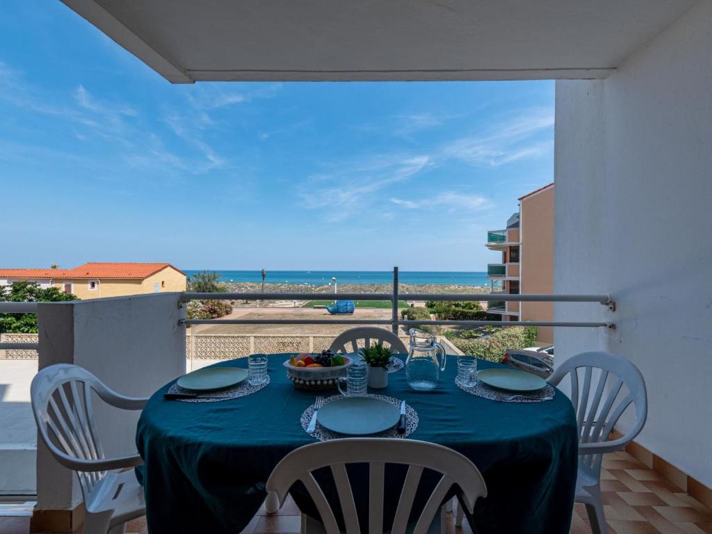 une table avec un chiffon bleu sur un balcon donnant sur l'océan dans l'établissement Apartment Amphitrite-1 by Interhome, au Barcarès