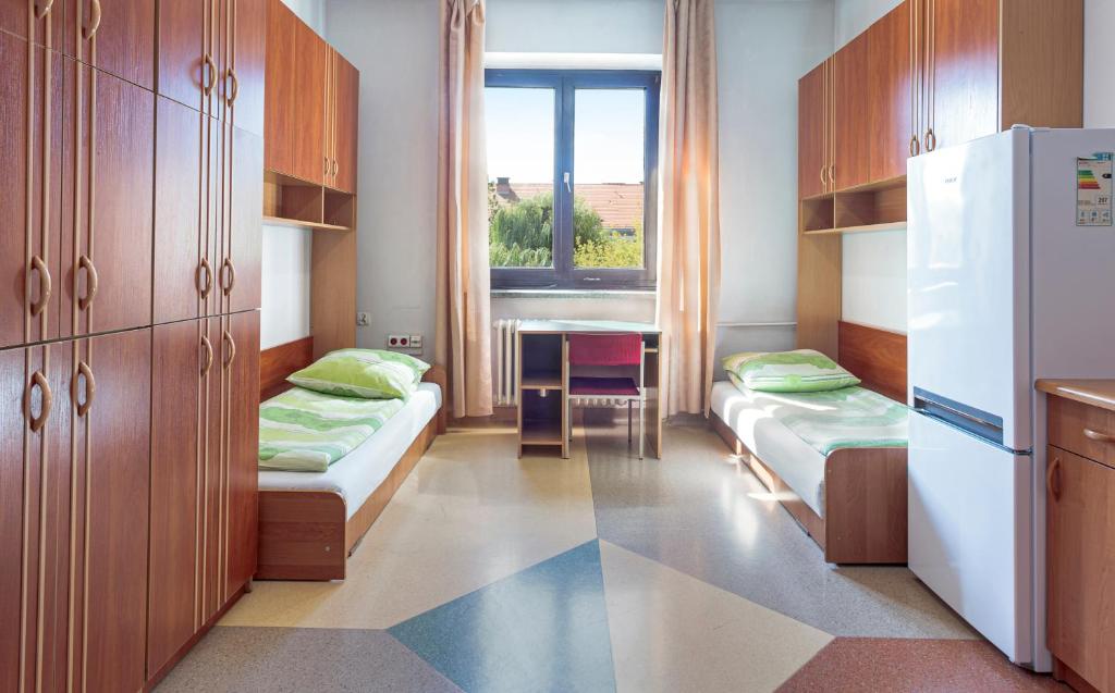 Postel nebo postele na pokoji v ubytování Dizzy Daisy Hostel