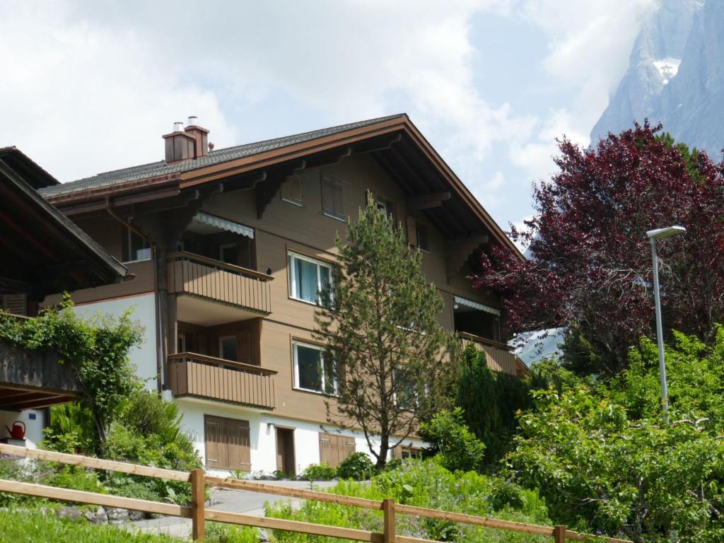 une maison dans les montagnes avec une clôture dans l'établissement Apartment Chalet Casa Almis 5 by Interhome, à Grindelwald
