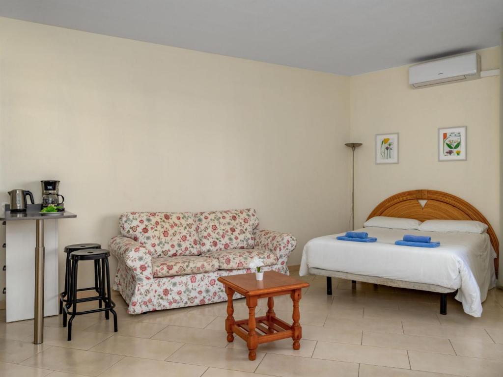 Posteľ alebo postele v izbe v ubytovaní Studio Cabopino-2 by Interhome