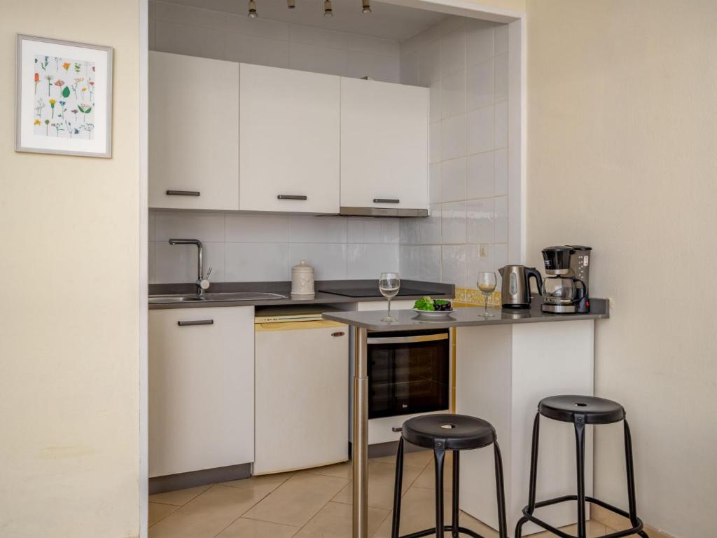 Kuchyňa alebo kuchynka v ubytovaní Studio Cabopino-2 by Interhome