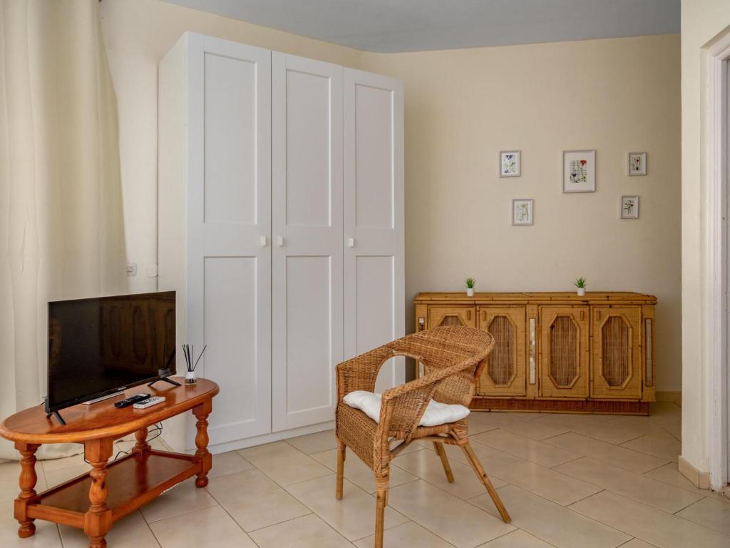 Televízia a/alebo spoločenská miestnosť v ubytovaní Studio Cabopino-2 by Interhome