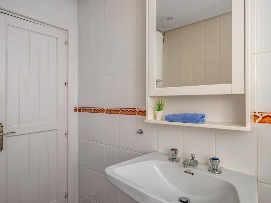 Kúpeľňa v ubytovaní Studio Cabopino-2 by Interhome