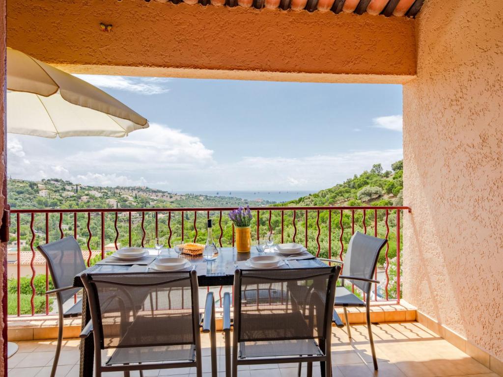 une table et des chaises sur un balcon avec vue dans l'établissement Apartment Les Hauts des Issambres-12 by Interhome, aux Issambres