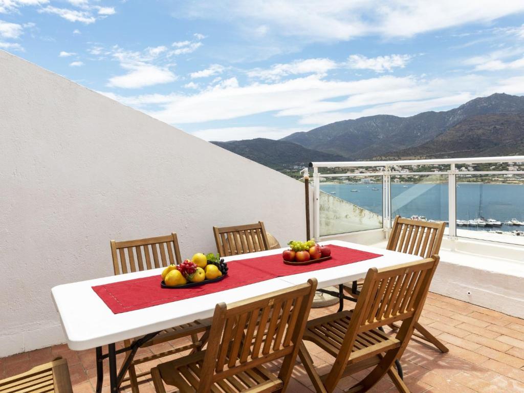 un tavolo con frutta in cima a un balcone di Apartment La Carbonera by Interhome a Port de la Selva