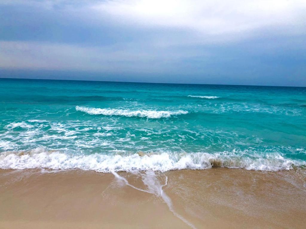uma vista para o oceano com as ondas em فندق جراند كليوباترا الساحل الشمالى المنتزه ك80 em El Alamein
