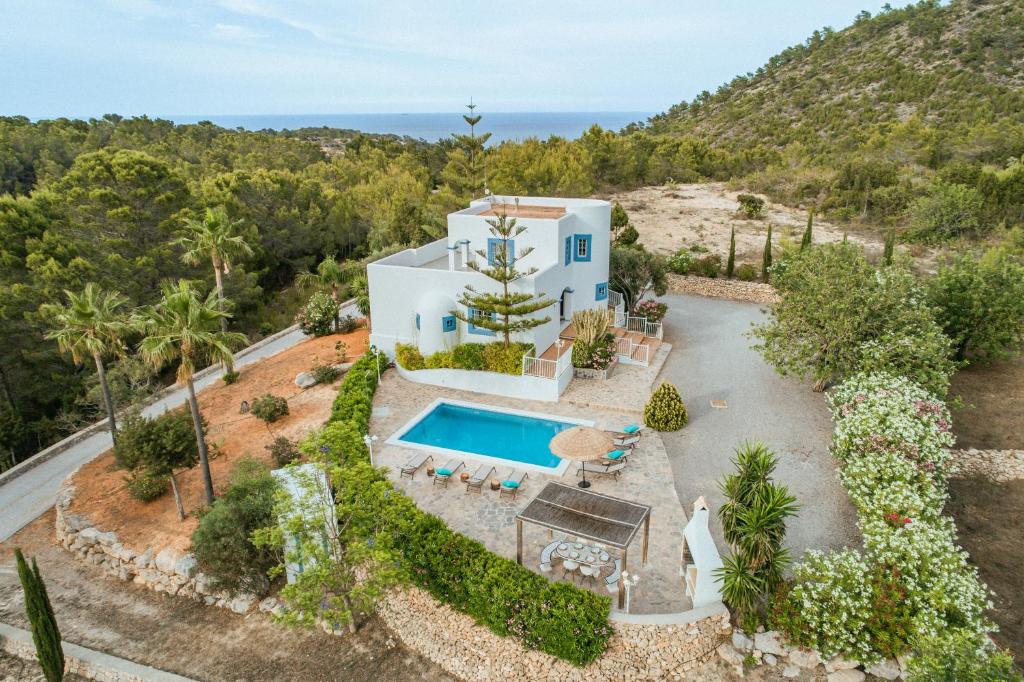 - une vue aérienne sur une villa avec une piscine dans l'établissement Villa Sa Bassa, Amazing seaviews and great Pool, à Portinatx