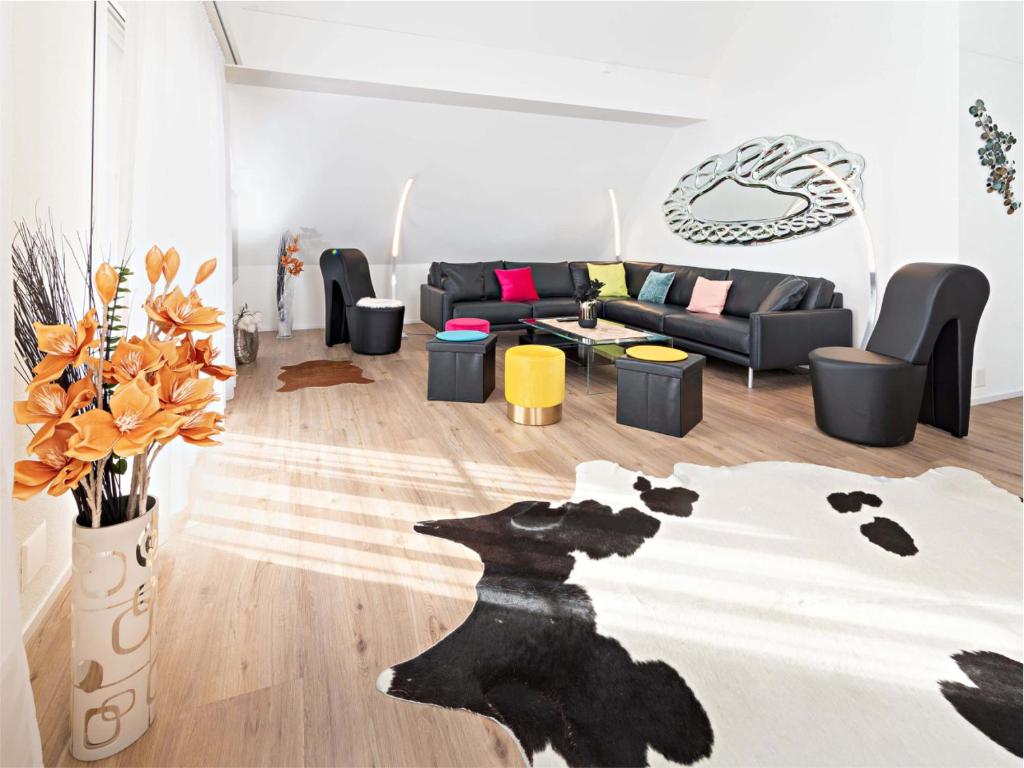 a living room with a black dog rug at Exklusive 5,5 Zimmer Wohnung für Familien und Business in Eschenz