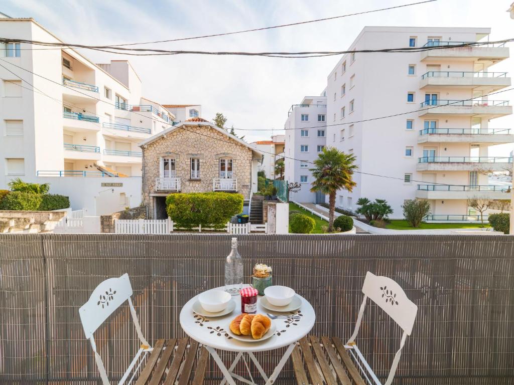 d'une table et de chaises avec de la nourriture sur le balcon. dans l'établissement Studio Rampe du vengeur by Interhome, à Royan