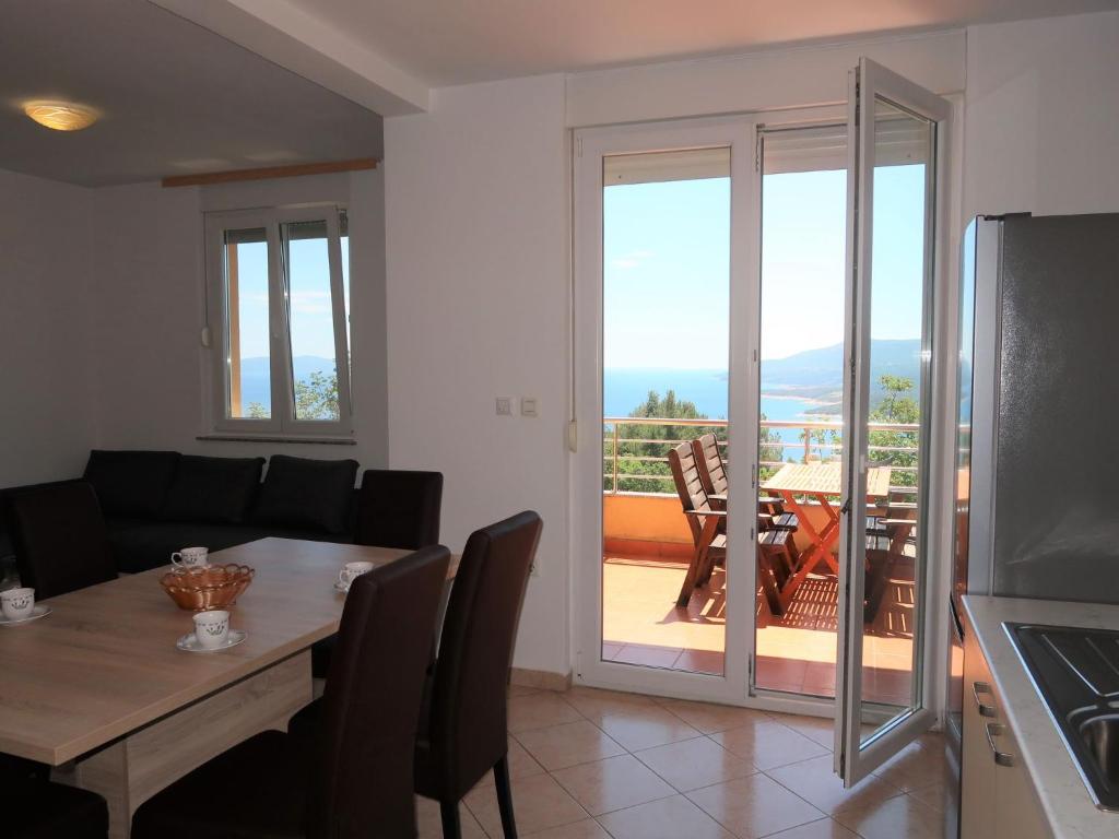 Zdjęcie z galerii obiektu Apartment Magnolia - RAC167 by Interhome w Rabacu