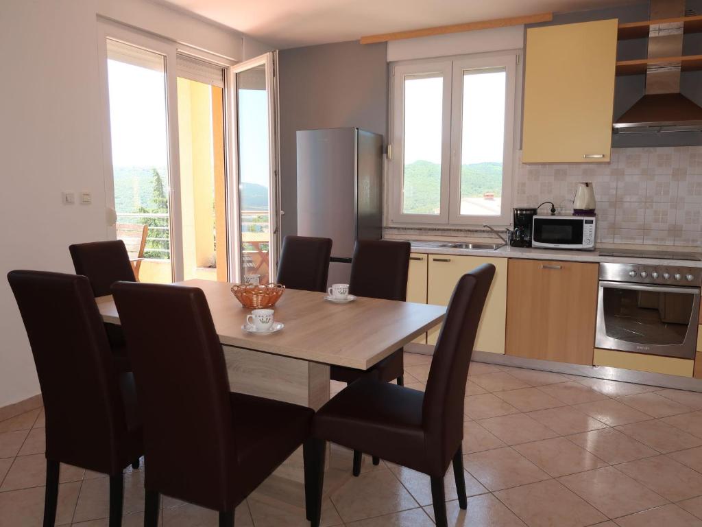 Zdjęcie z galerii obiektu Apartment Magnolia - RAC167 by Interhome w Rabacu