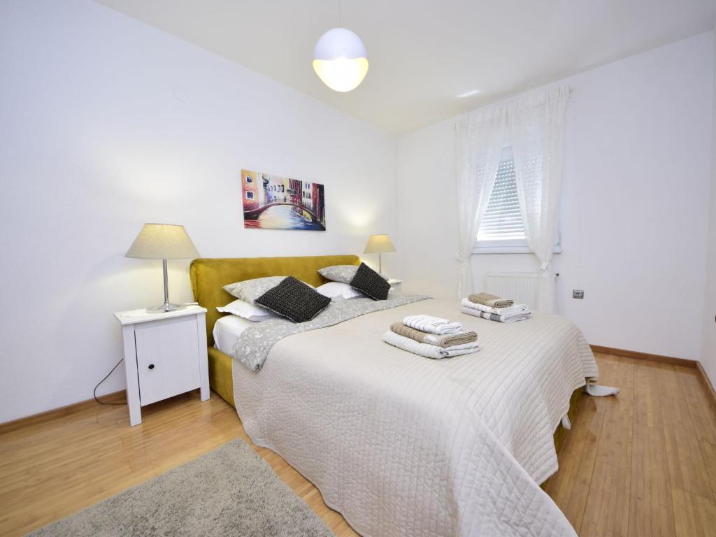 Postel nebo postele na pokoji v ubytování Holiday Home Queen Ahn by Interhome