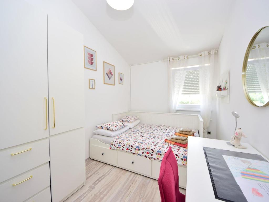 Postel nebo postele na pokoji v ubytování Holiday Home Queen Ahn by Interhome