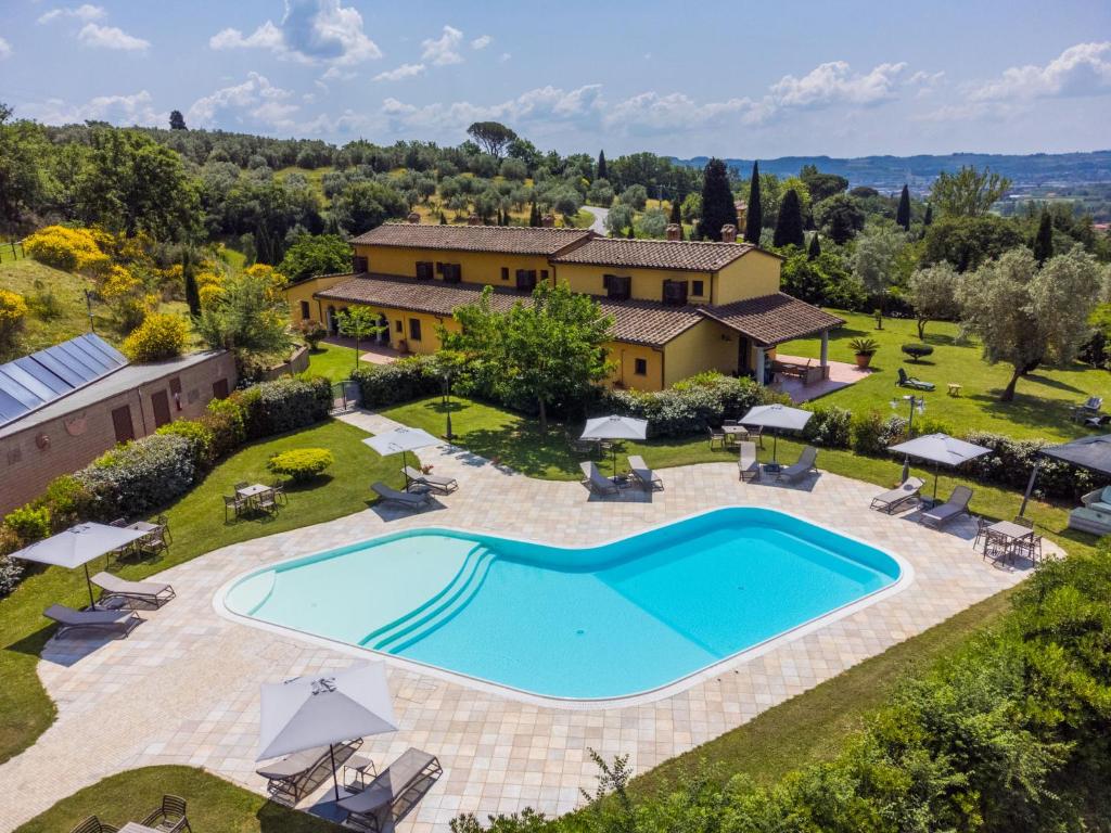 uma vista aérea de uma casa com piscina em Apartment Il Casale by Interhome em Limite