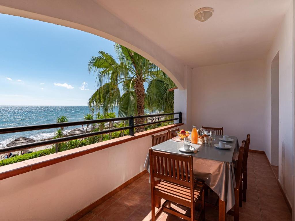comedor con mesa y vistas al océano en Apartment SOGNU DI RENA by Interhome, en Moriani Plage