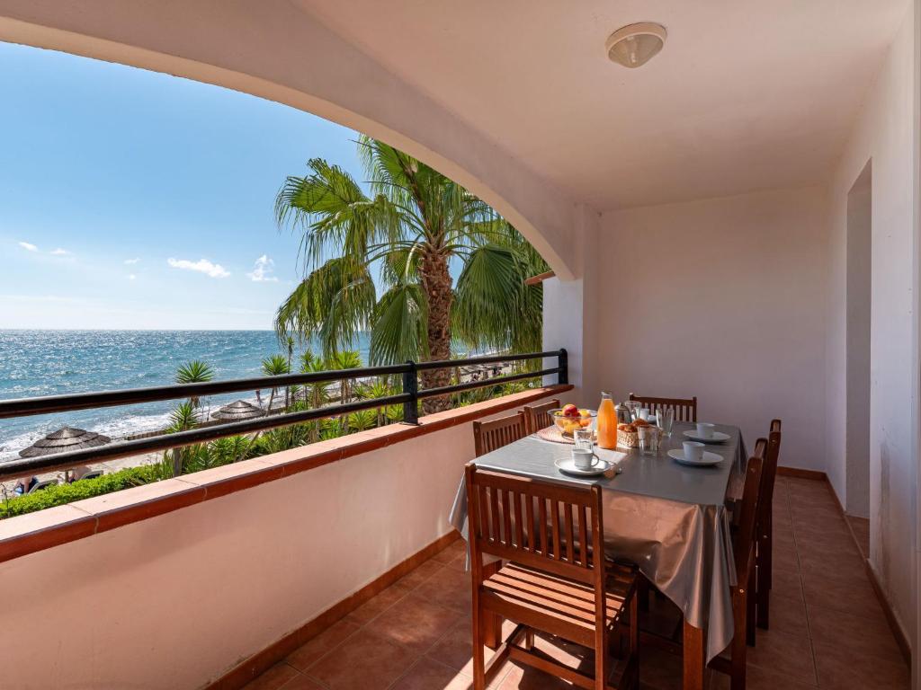 ein Esszimmer mit Tisch und Blick auf das Meer in der Unterkunft Apartment Casa Vecchi by Interhome in Moriani Plage
