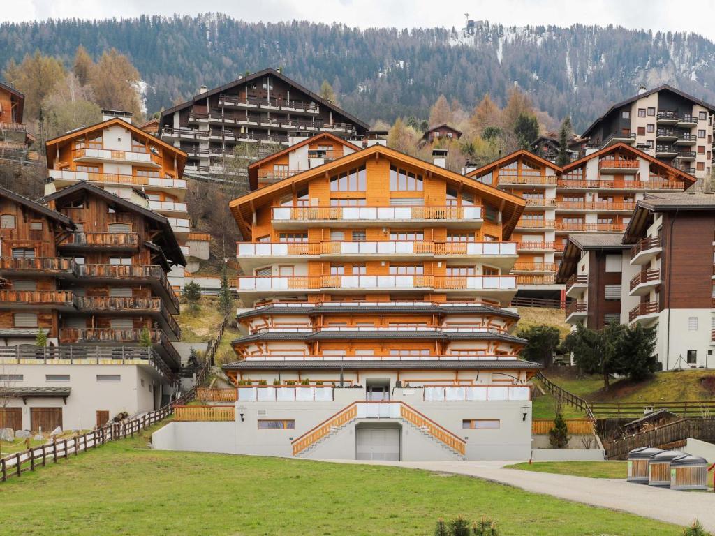 ナンダにあるApartment Cor des Alpes 16 by Interhomeの村の中の大きなアパートメントビル