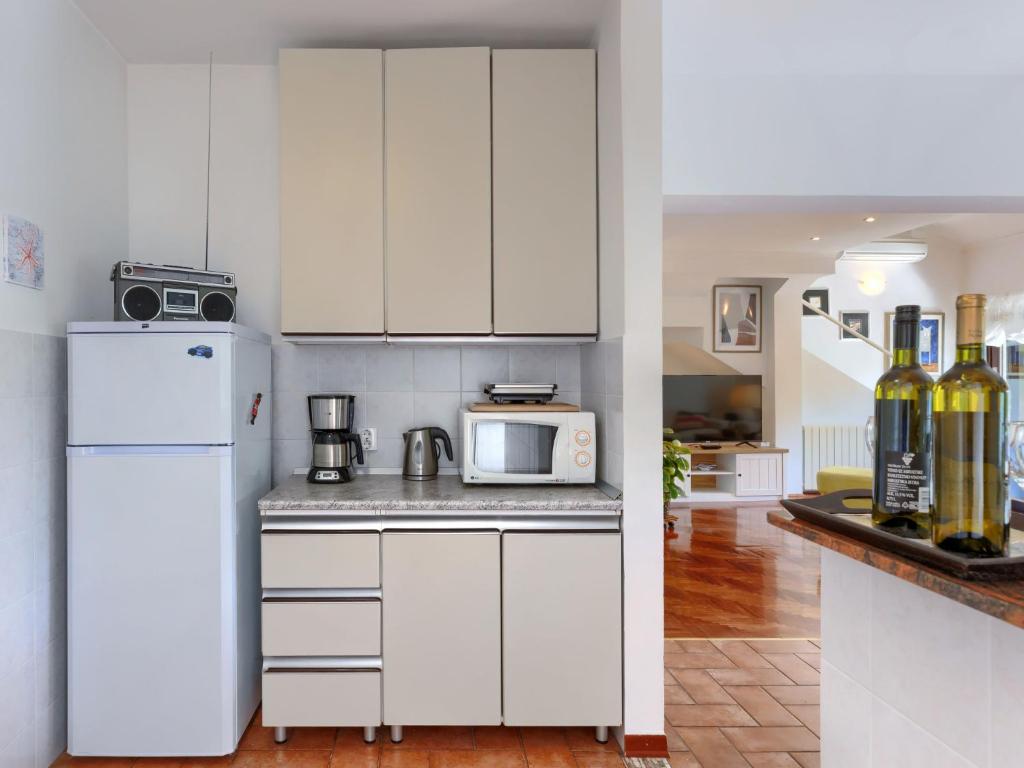 Kuchyň nebo kuchyňský kout v ubytování Holiday Home Suncana by Interhome