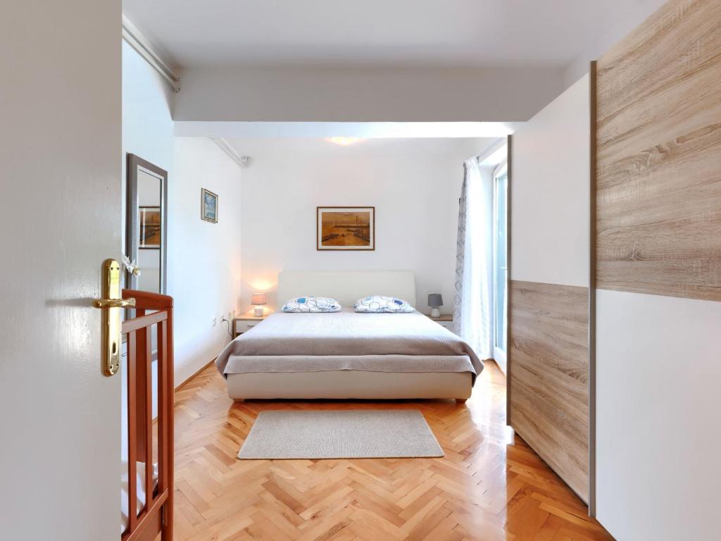 Postel nebo postele na pokoji v ubytování Holiday Home Suncana by Interhome