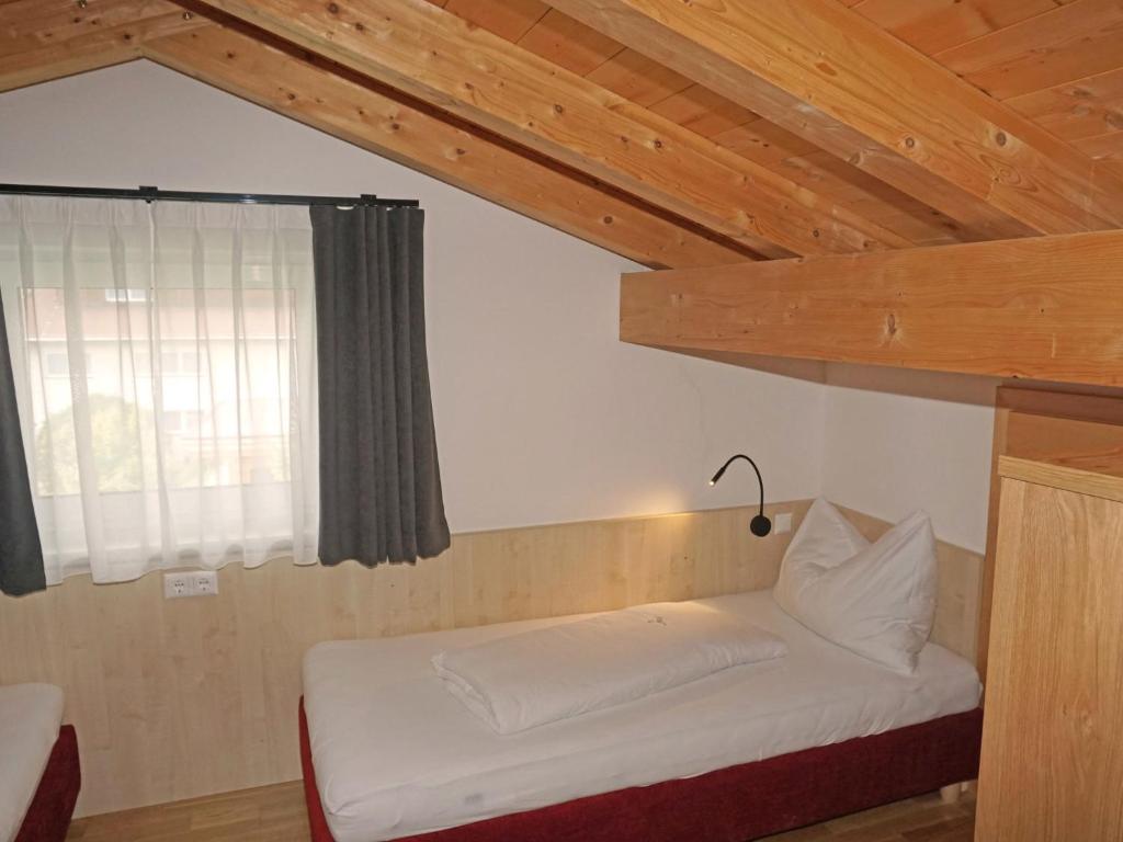 Łóżko lub łóżka w pokoju w obiekcie Apartment Ladis-7 by Interhome