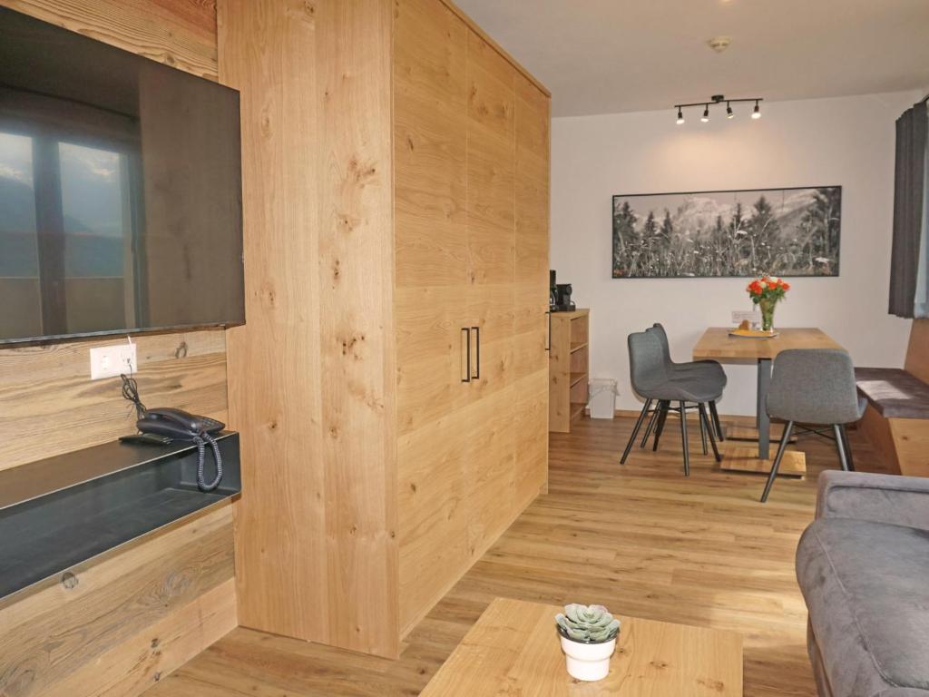 salon z dużą drewnianą ścianą w obiekcie Apartment Ladis-7 by Interhome w mieście Ladis