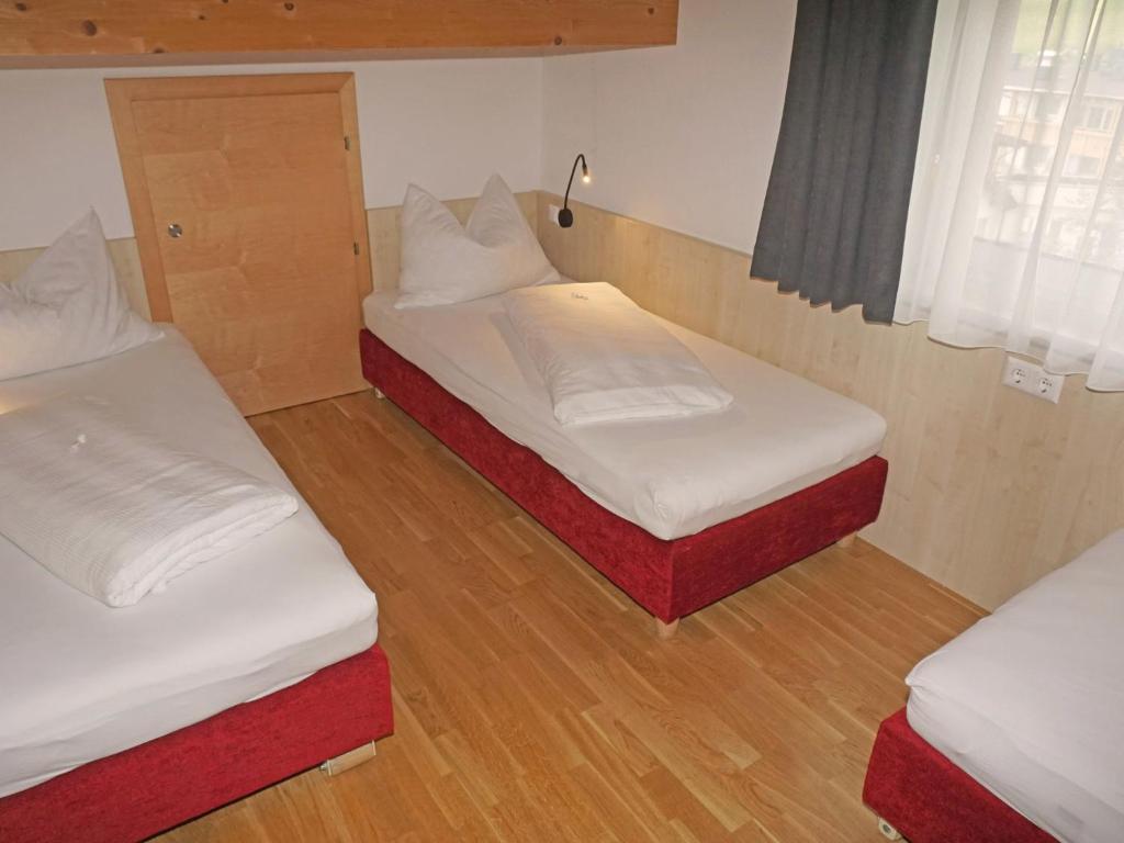 Łóżko lub łóżka w pokoju w obiekcie Apartment Ladis-7 by Interhome