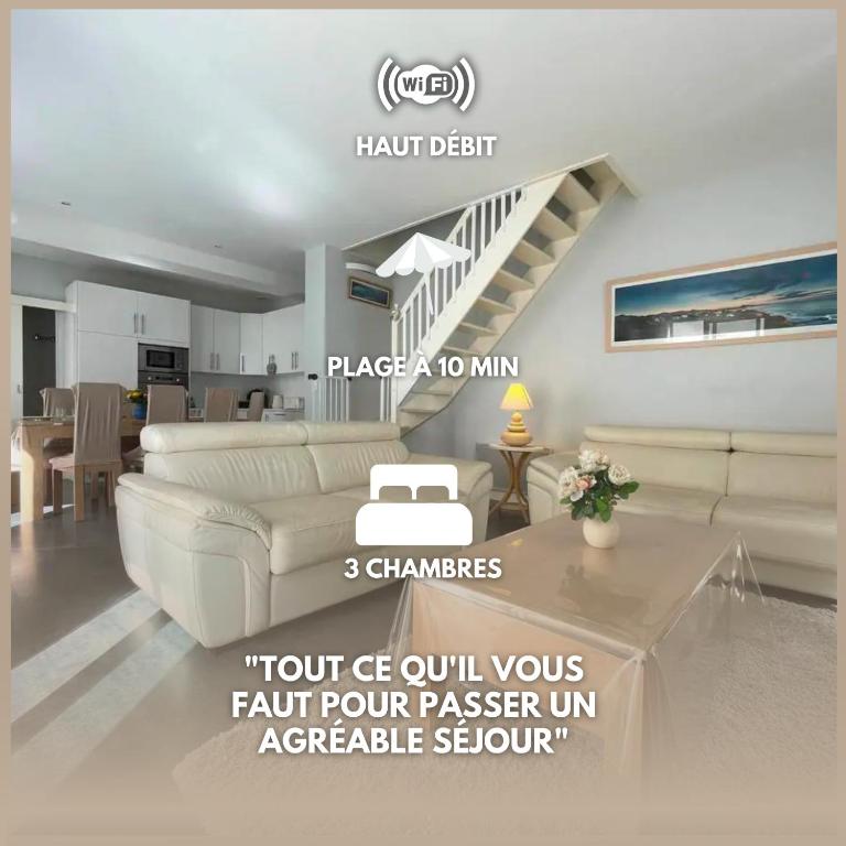 - un salon avec un canapé blanc et un escalier dans l'établissement Maison spacieuse terrasse ensoleillée proche Océan, à Biarritz