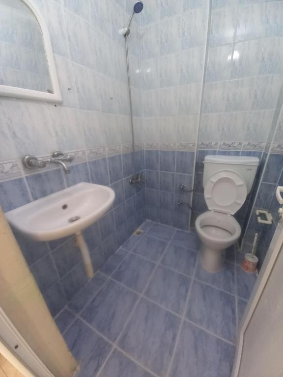 a bathroom with a sink and a toilet at Yasemin Apart in Erdemli