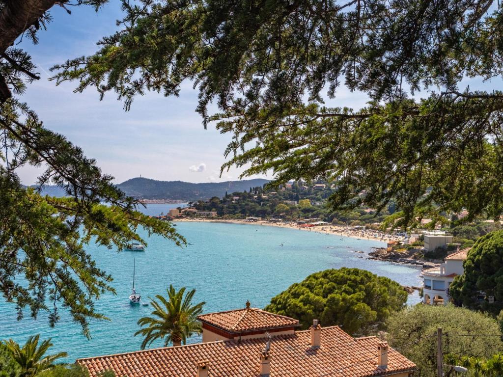 Cette maison offre une vue sur la plage. dans l'établissement Apartment Les Floralies II-3 by Interhome, au Lavandou