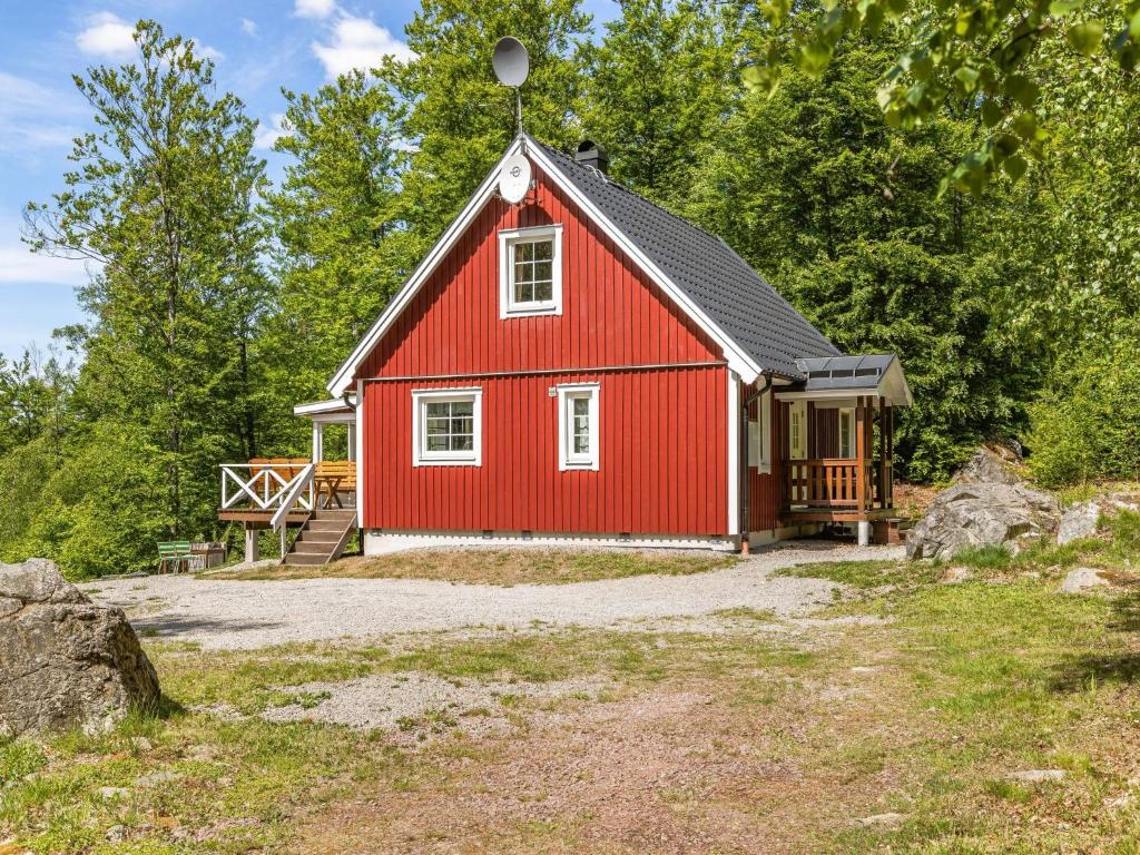 una casa roja con techo de gambrel en Holiday Home Erikstorp Tvåan by Interhome, en Olofström