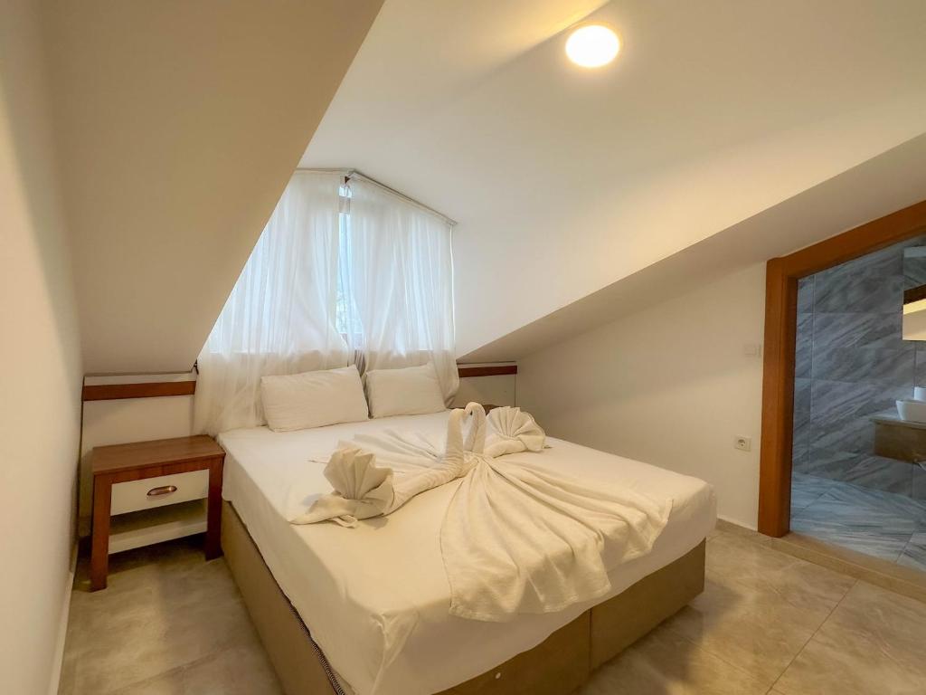 A bed or beds in a room at Tuna Fethiye Villa, Özel Havuzlu, Fethiye