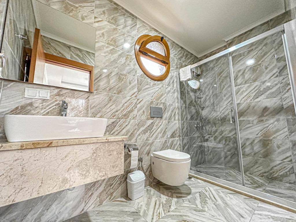 A bathroom at Tuna Fethiye Villa, Özel Havuzlu, Fethiye