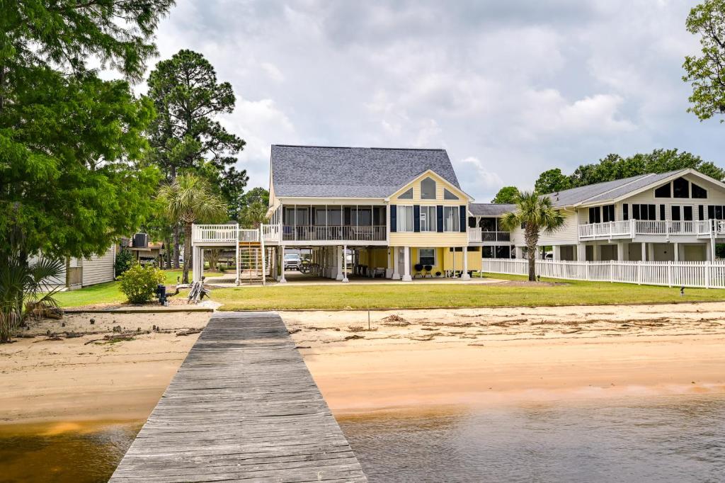 Chocowinity Waterfront Getaway with Boat Dock!, Chocowinity (updated