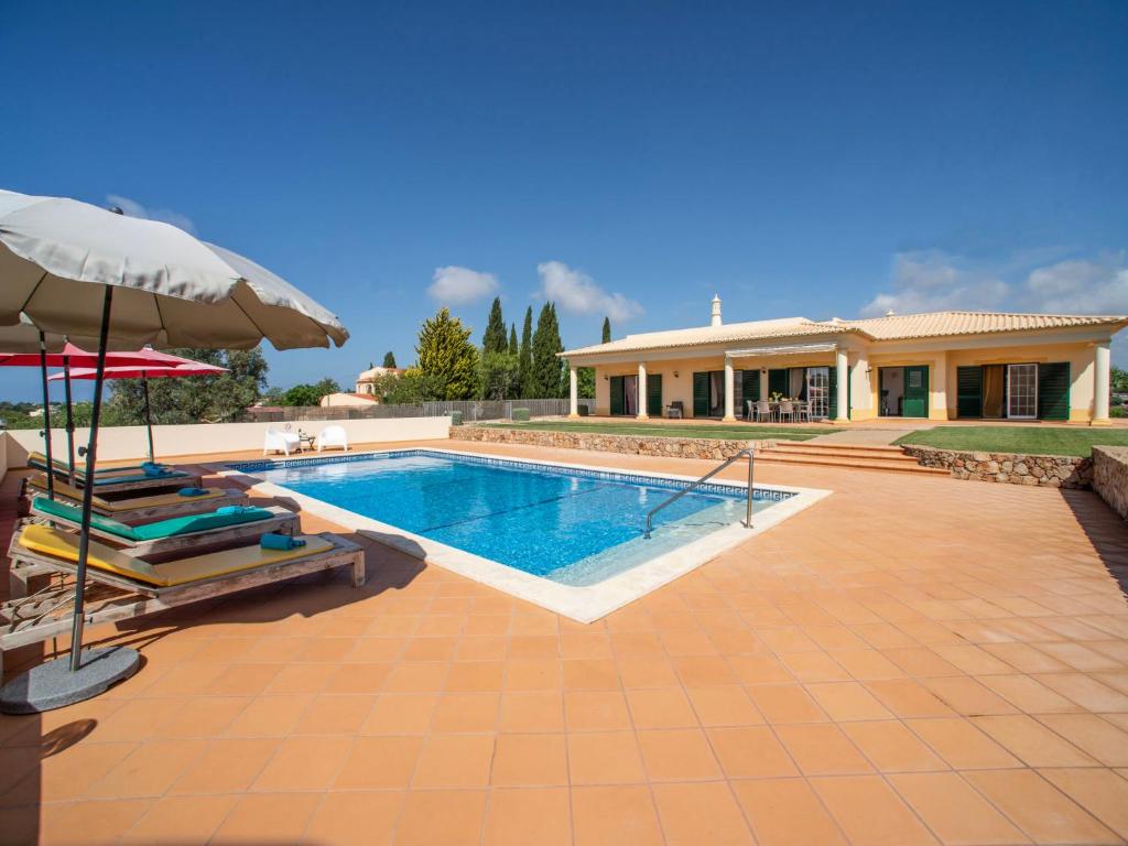 uma villa com uma piscina e uma casa em Holiday Home Alto da Rafoia - CRV130 by Interhome em Lagoa