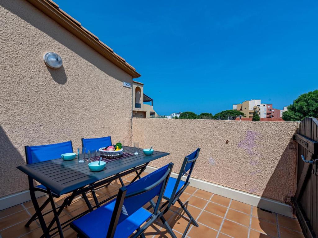 eine Terrasse mit einem Tisch und Stühlen auf dem Balkon in der Unterkunft Apartment Maison des sables 3 by Interhome in Port Leucate
