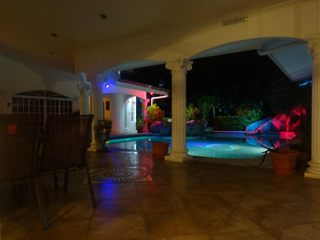 Bazén v ubytování Alameda Cariari Boutique Hotel nebo v jeho okolí