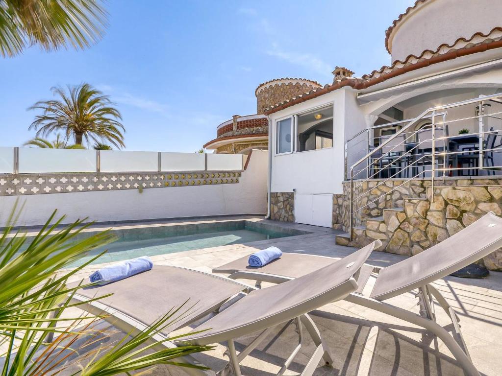 Bazén v ubytovaní Holiday Home Sunset by Interhome alebo v jeho blízkosti