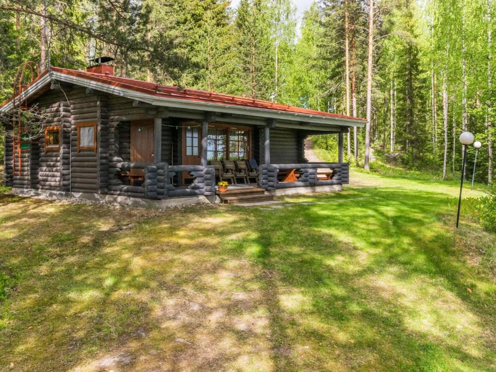 een blokhut midden in een bos bij Holiday Home Lohi- cjoe237 a by Interhome in Säynetlahti