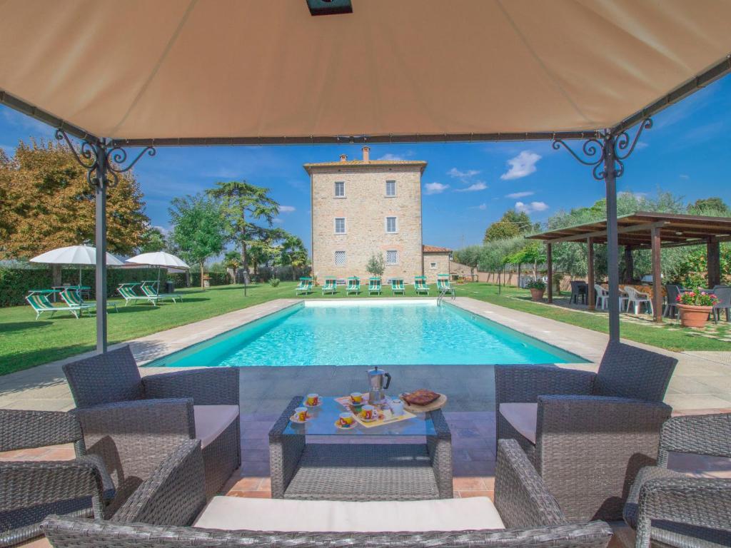 une villa avec une piscine et un bâtiment dans l'établissement Villa Le Rondini by Interhome, à Cortone
