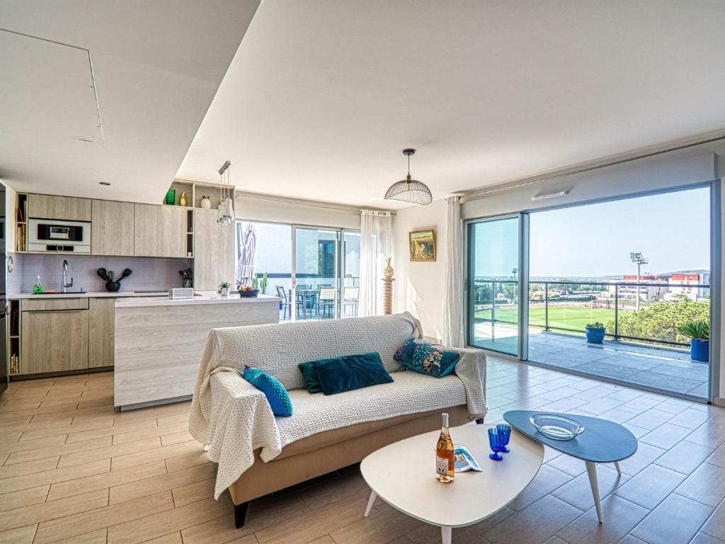 - un salon avec un canapé et une table dans l'établissement Apartment Golfe Horizon-1 by Interhome, à Fréjus