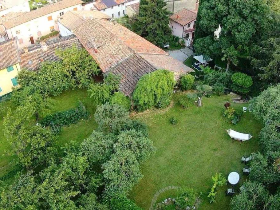 una vista aérea de una casa con patio en La Residenza del Centro, en Padenghe sul Garda