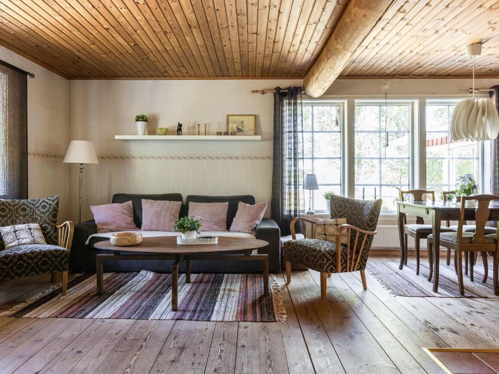 Posezení v ubytování Holiday Home Vänneböke by Interhome