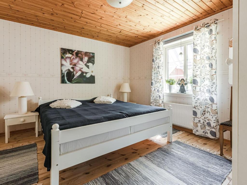 Postel nebo postele na pokoji v ubytování Holiday Home Vänneböke by Interhome