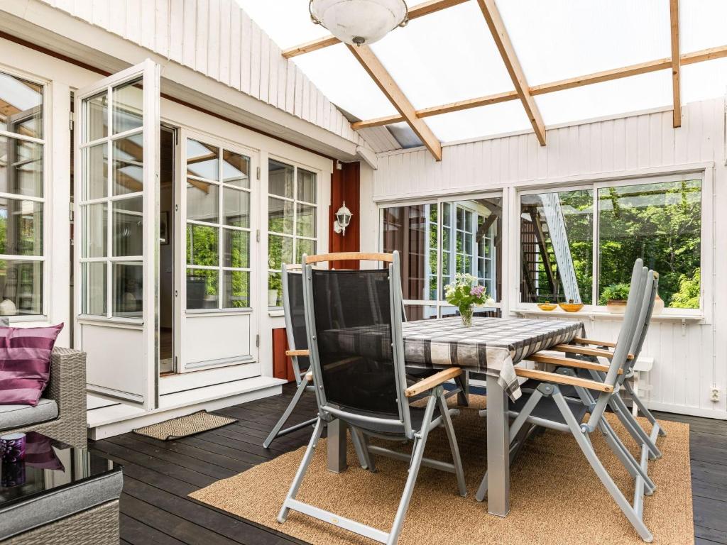 Posezení v ubytování Holiday Home Vänneböke by Interhome