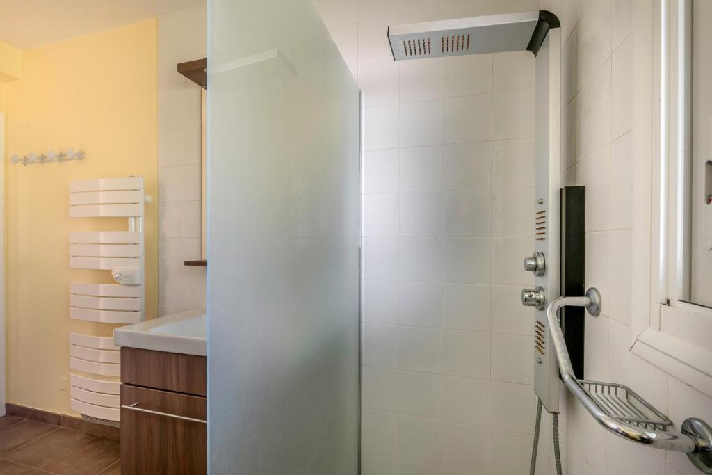 a shower with a glass door in a bathroom at Parenthese relaxante les pieds dans l eau in Le Tour-du-Parc